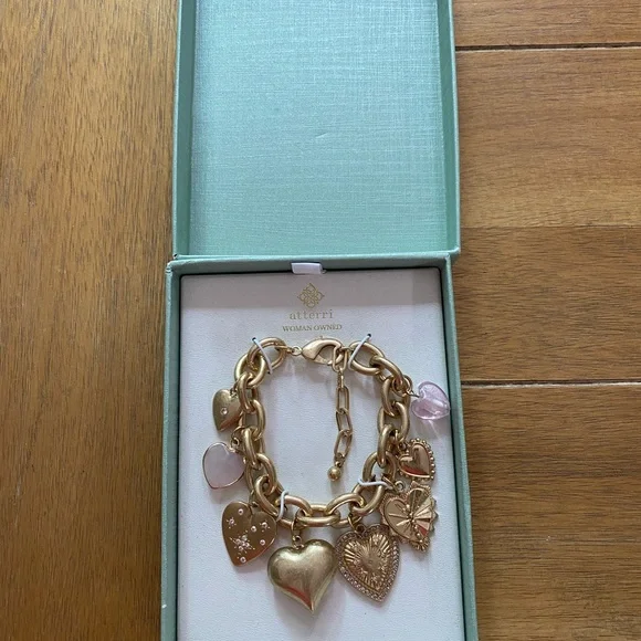 NWT Atterri Gold Charm Heart Bracelet - Picture 2 of 4